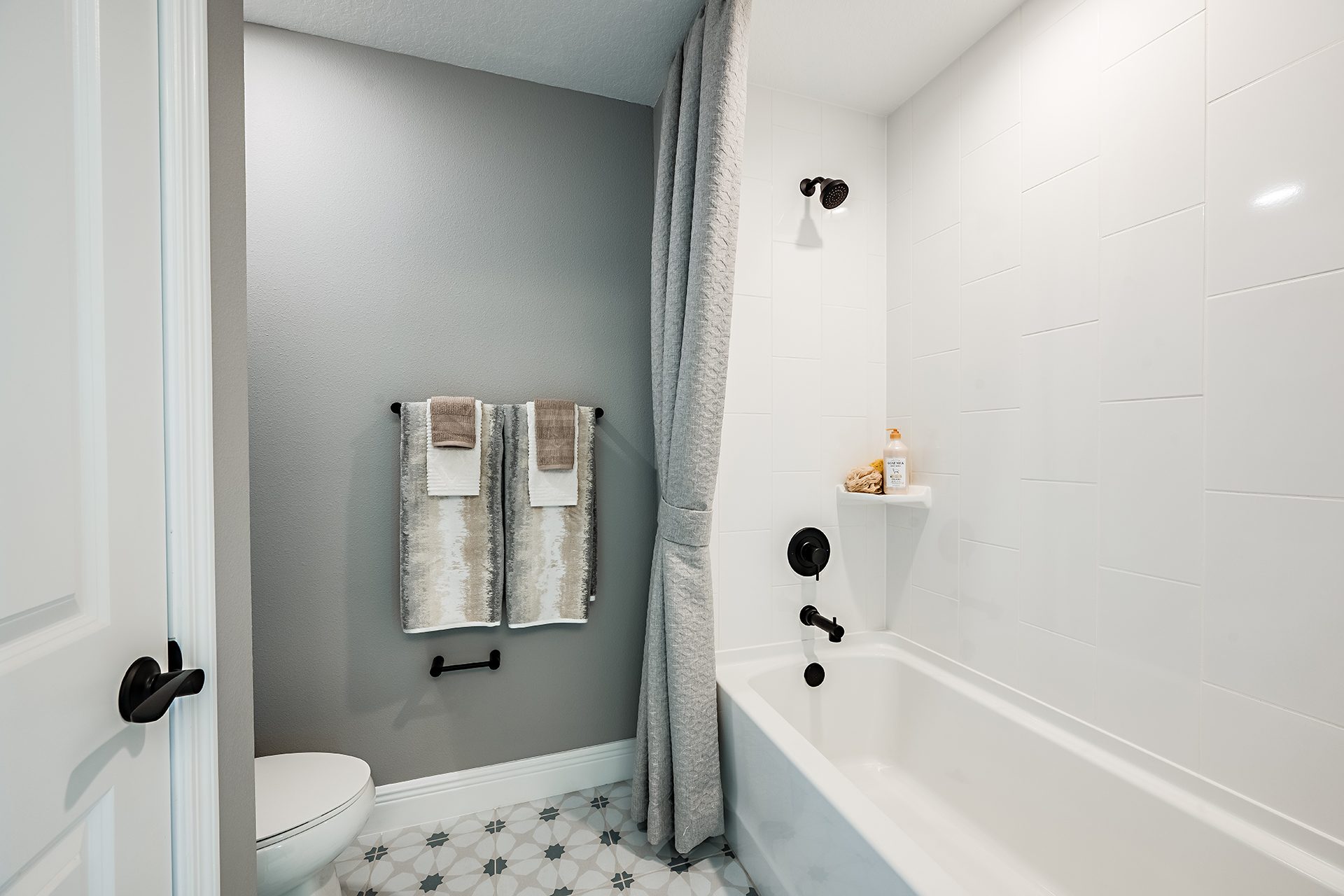 Secondary Bathroom - Pelican at Star Farms