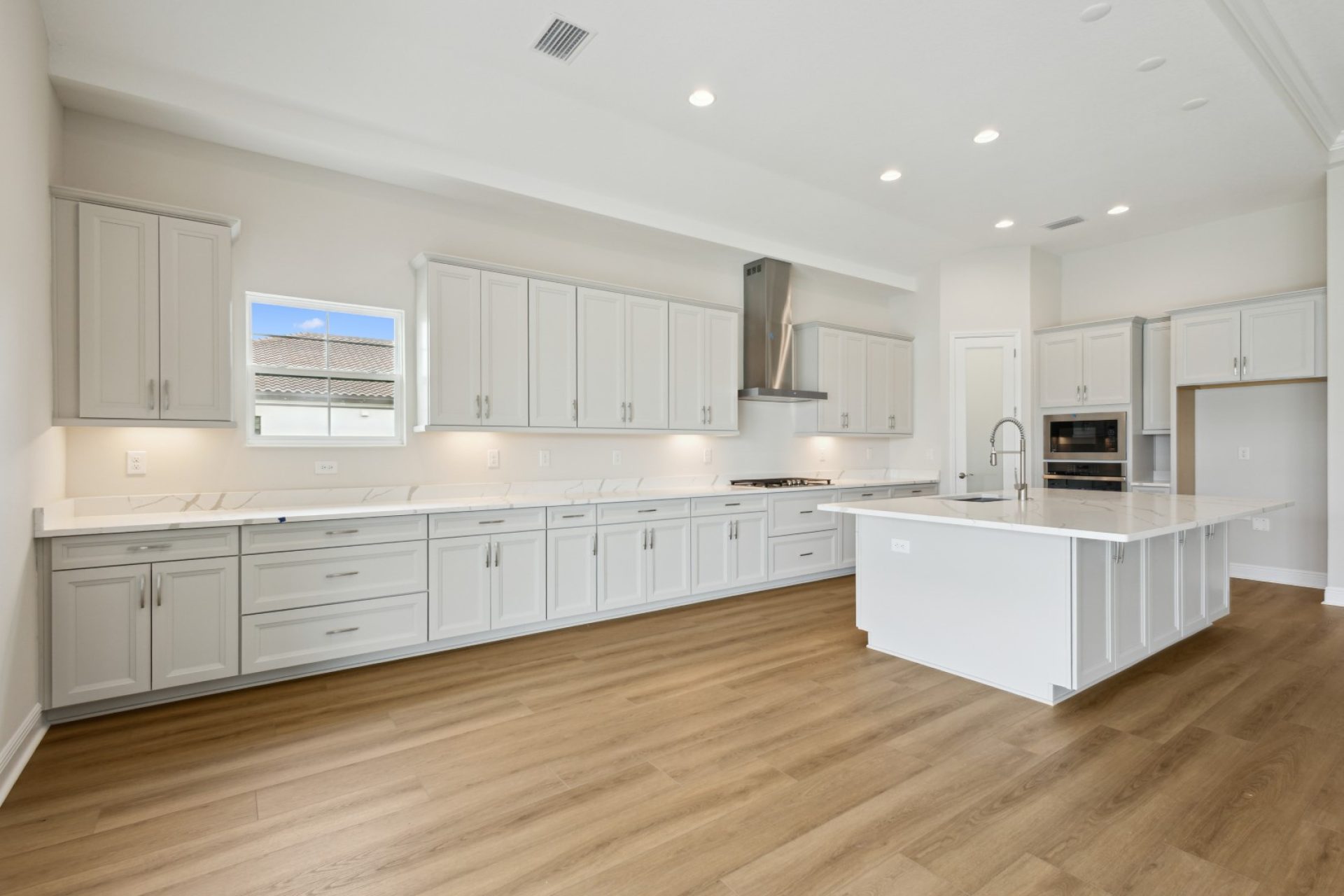 Gourmet Kitchen - 15003 Rider Pass Dr