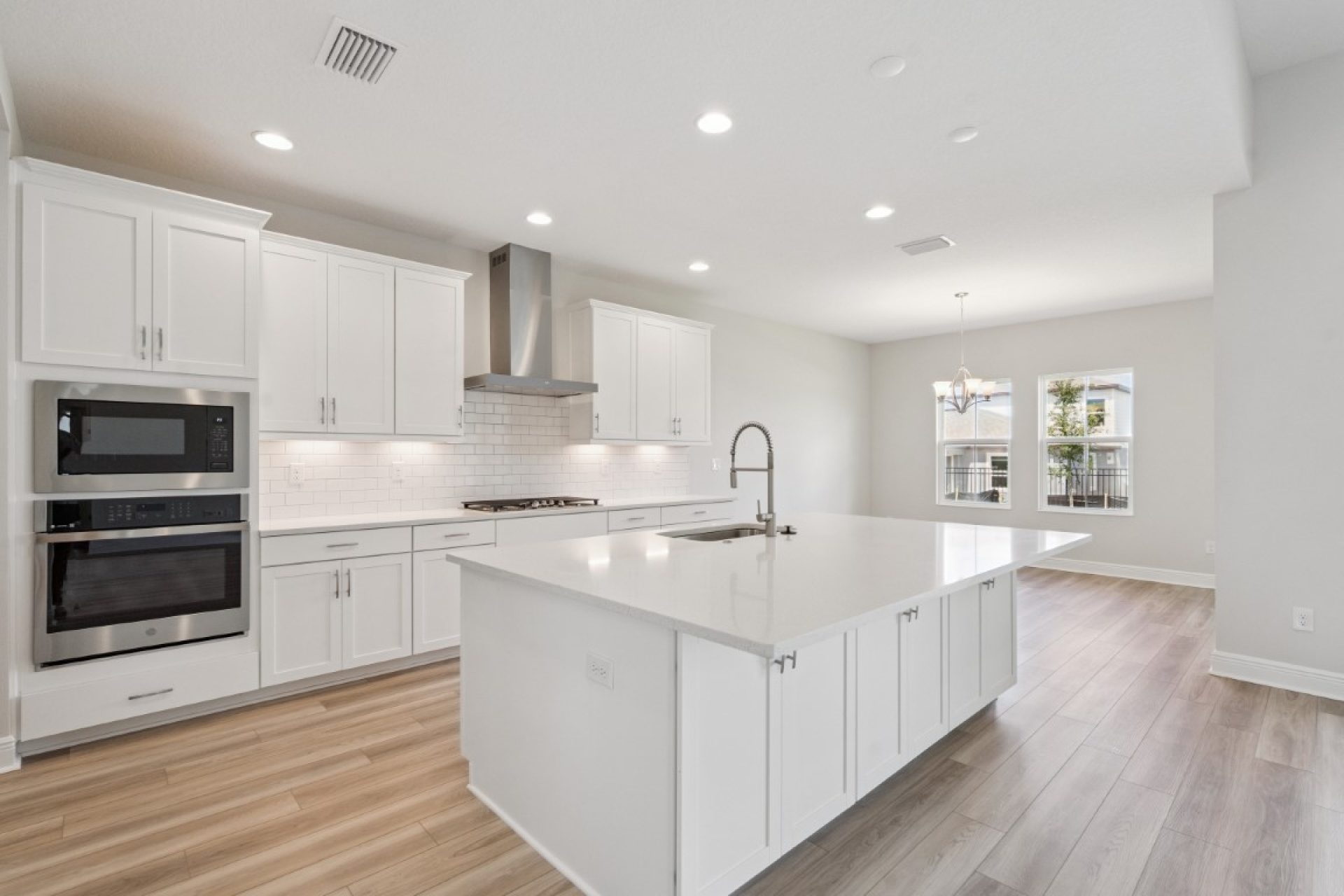 5286 Wolf Crk Dr Apollo Beach FL - Gourmet Kitchen