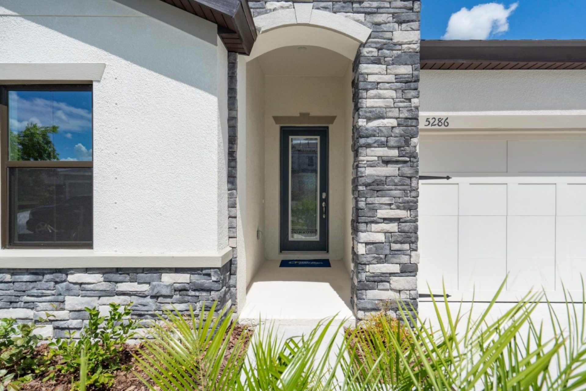 5286 Wolf Crk Dr Apollo Beach FL - Front Entry