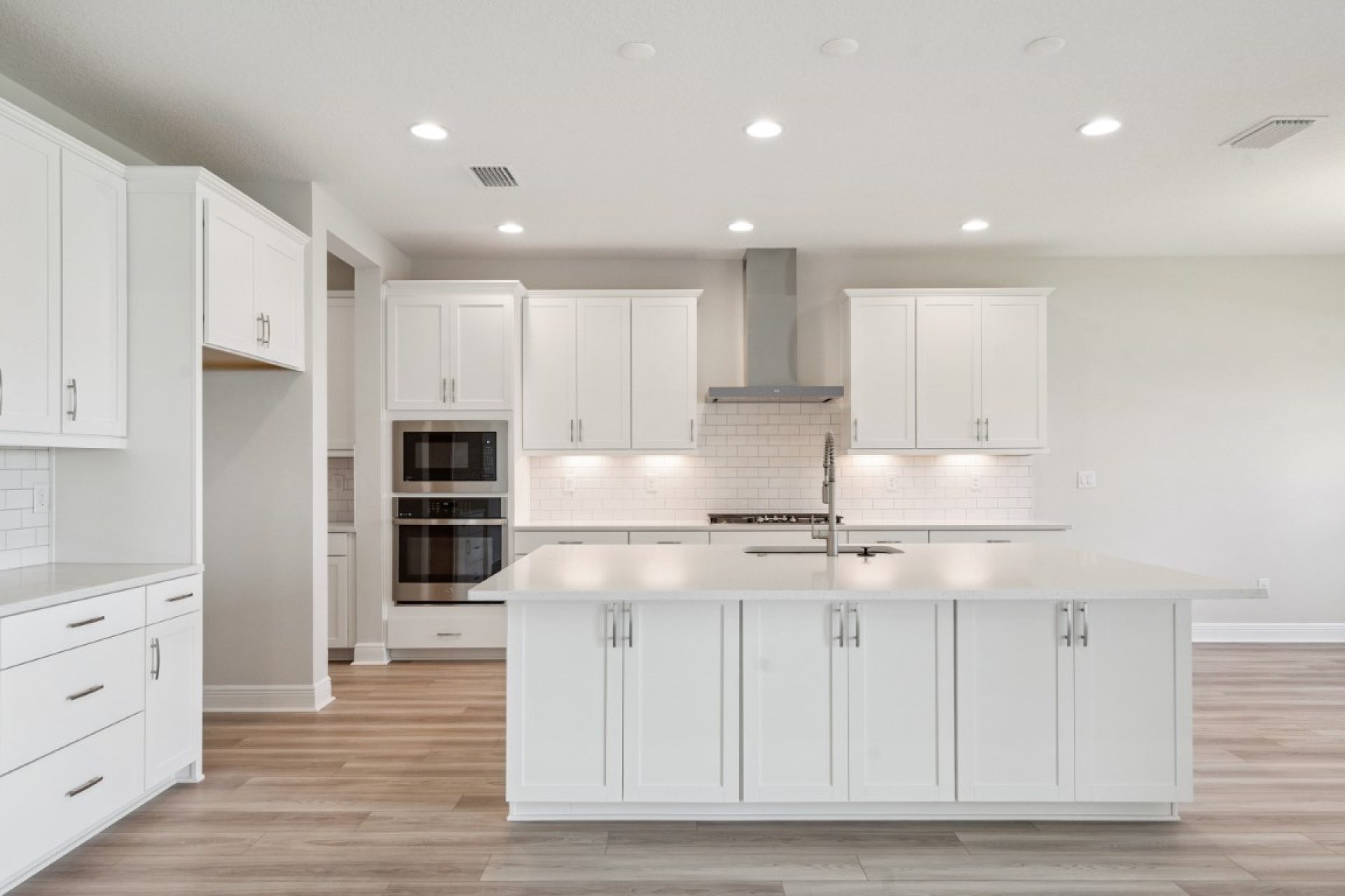 5286 Wolf Crk Dr Apollo Beach FL - Gourmet Kitchen