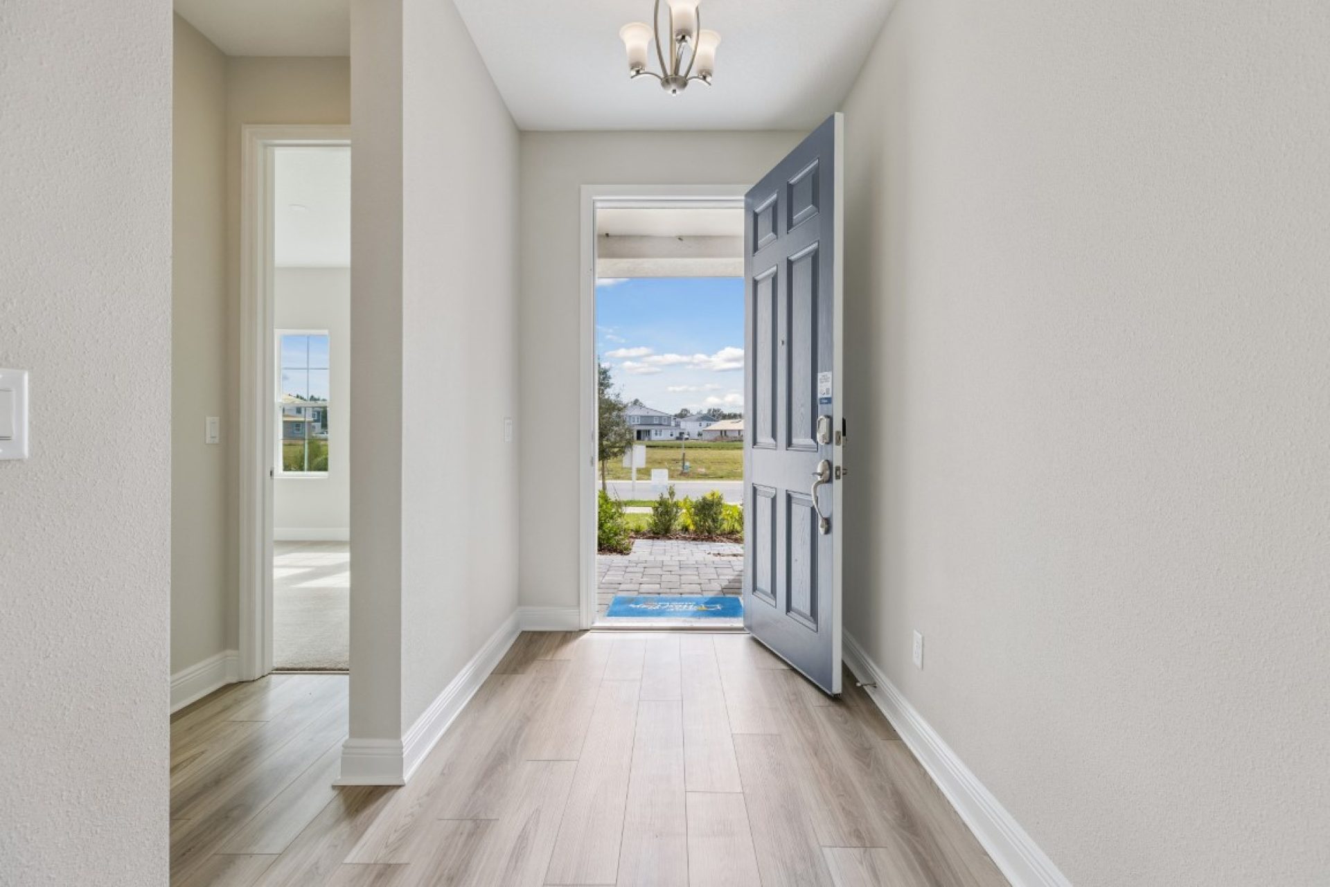 9699 Surrey Rose Dr - Foyer