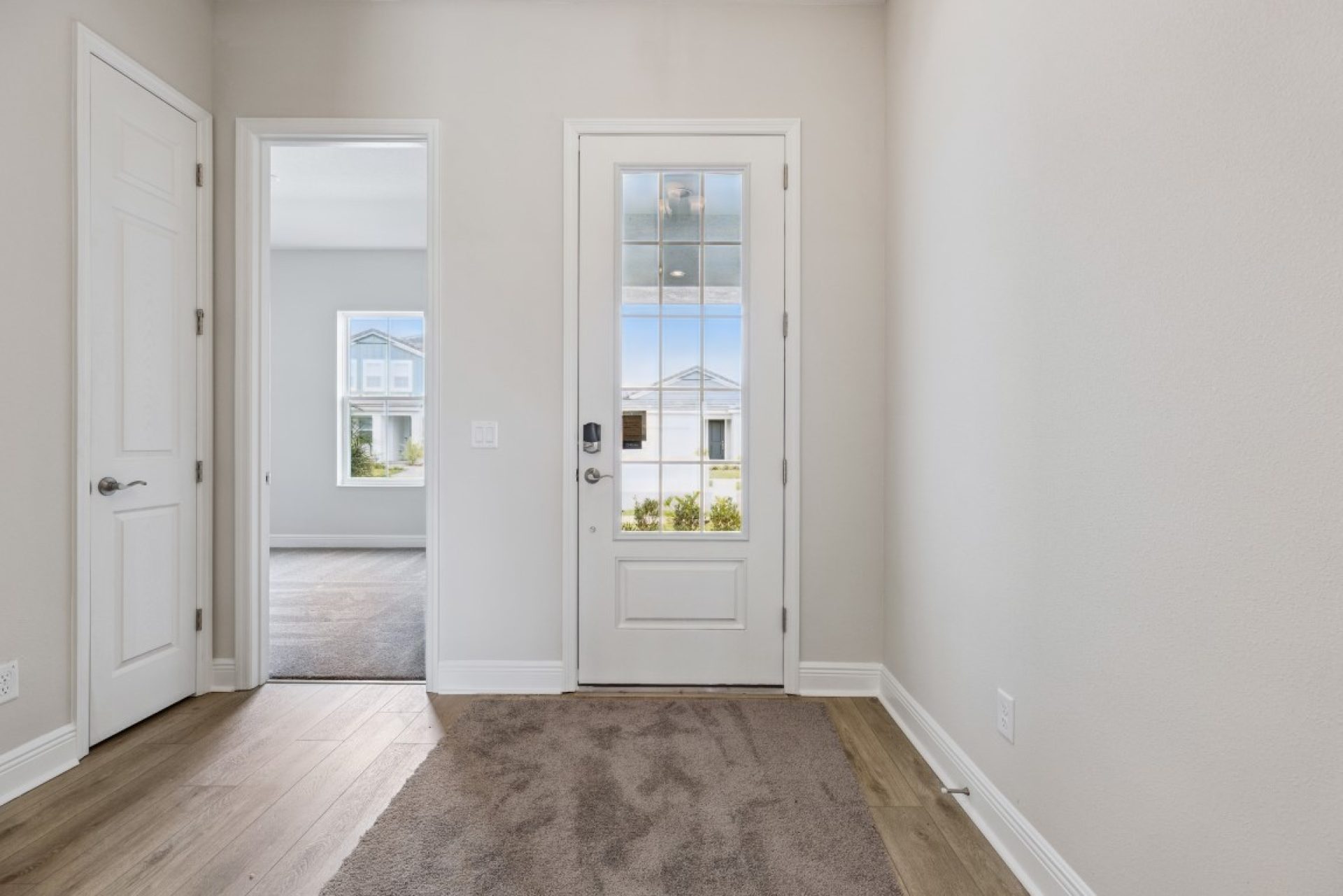 10303 Surrey Rose Dr - Foyer