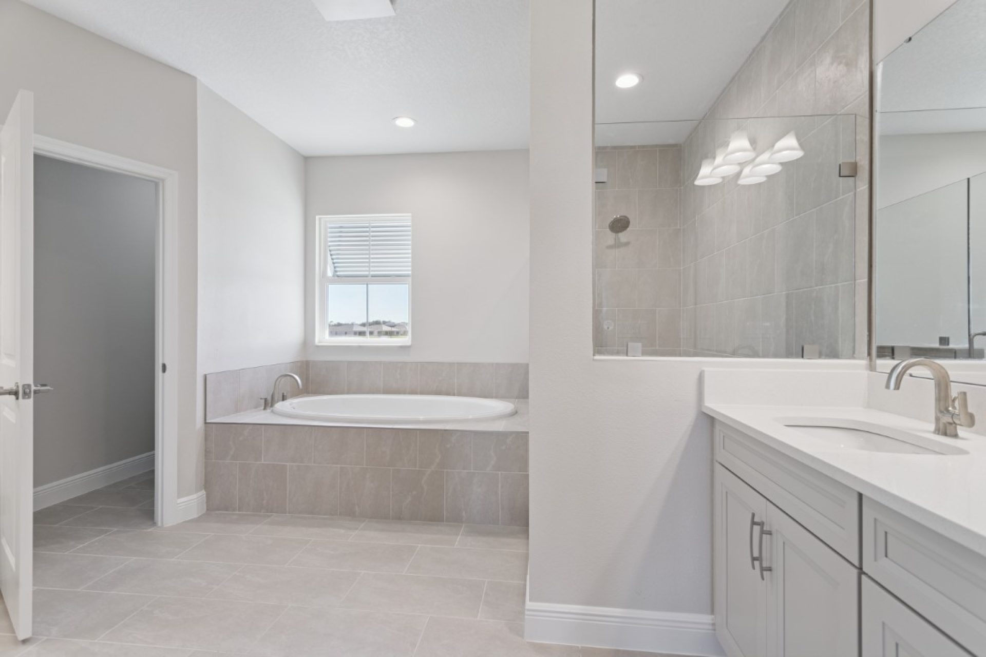 10239 Longmeadow Ave - Owner's Bath