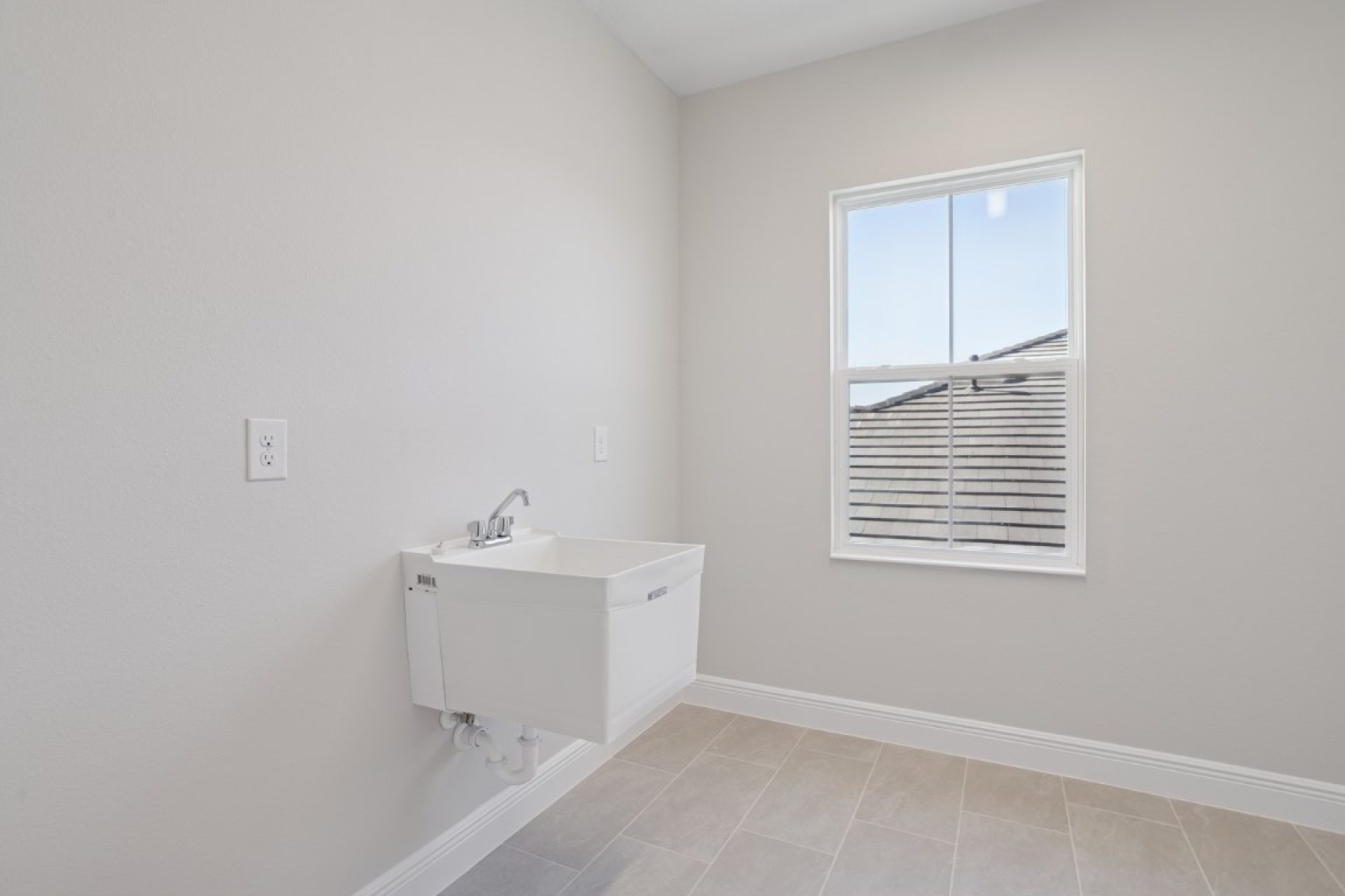 10239 Longmeadow Ave - Laundry Room