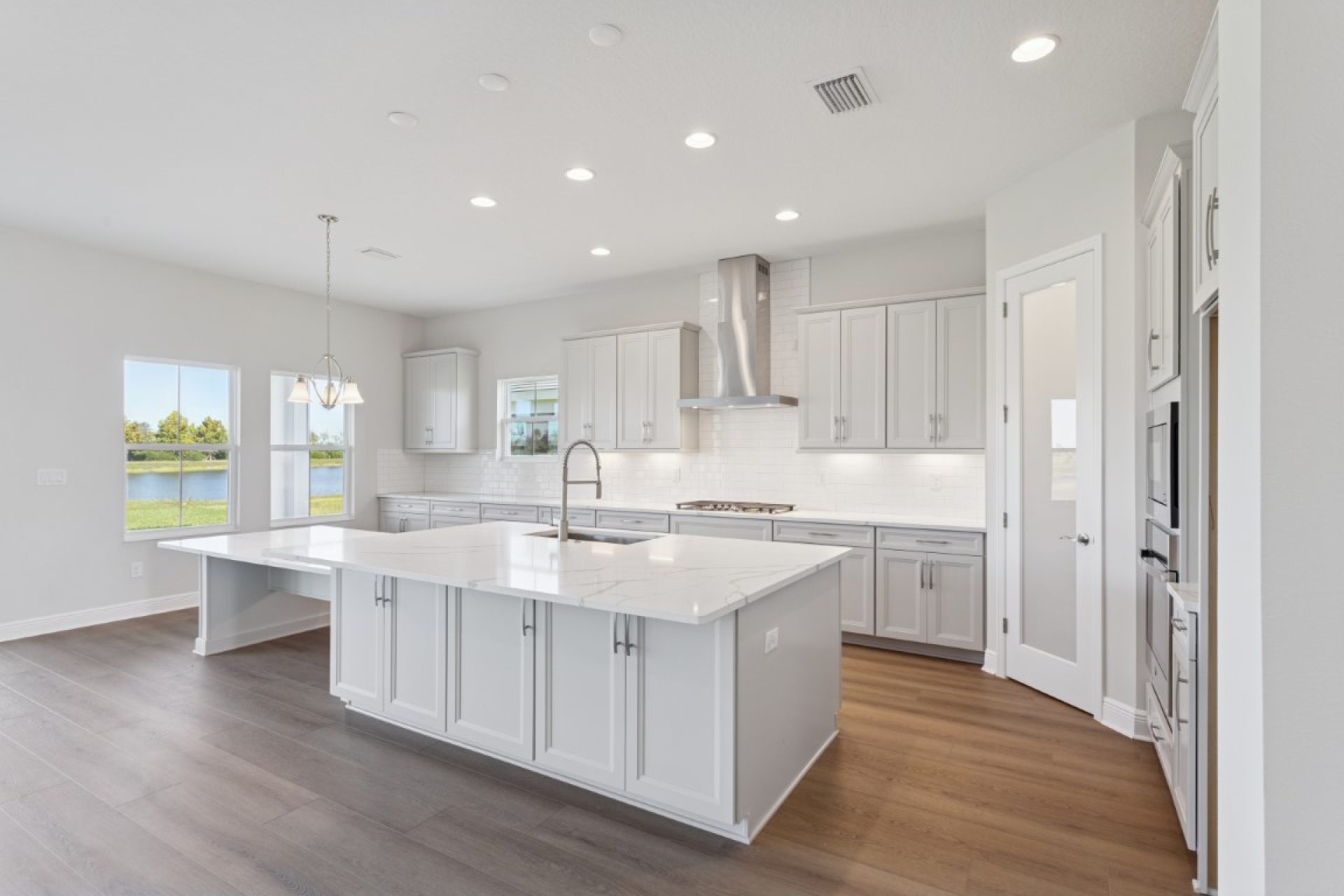 10239 Longmeadow Ave - Gourmet Kitchen