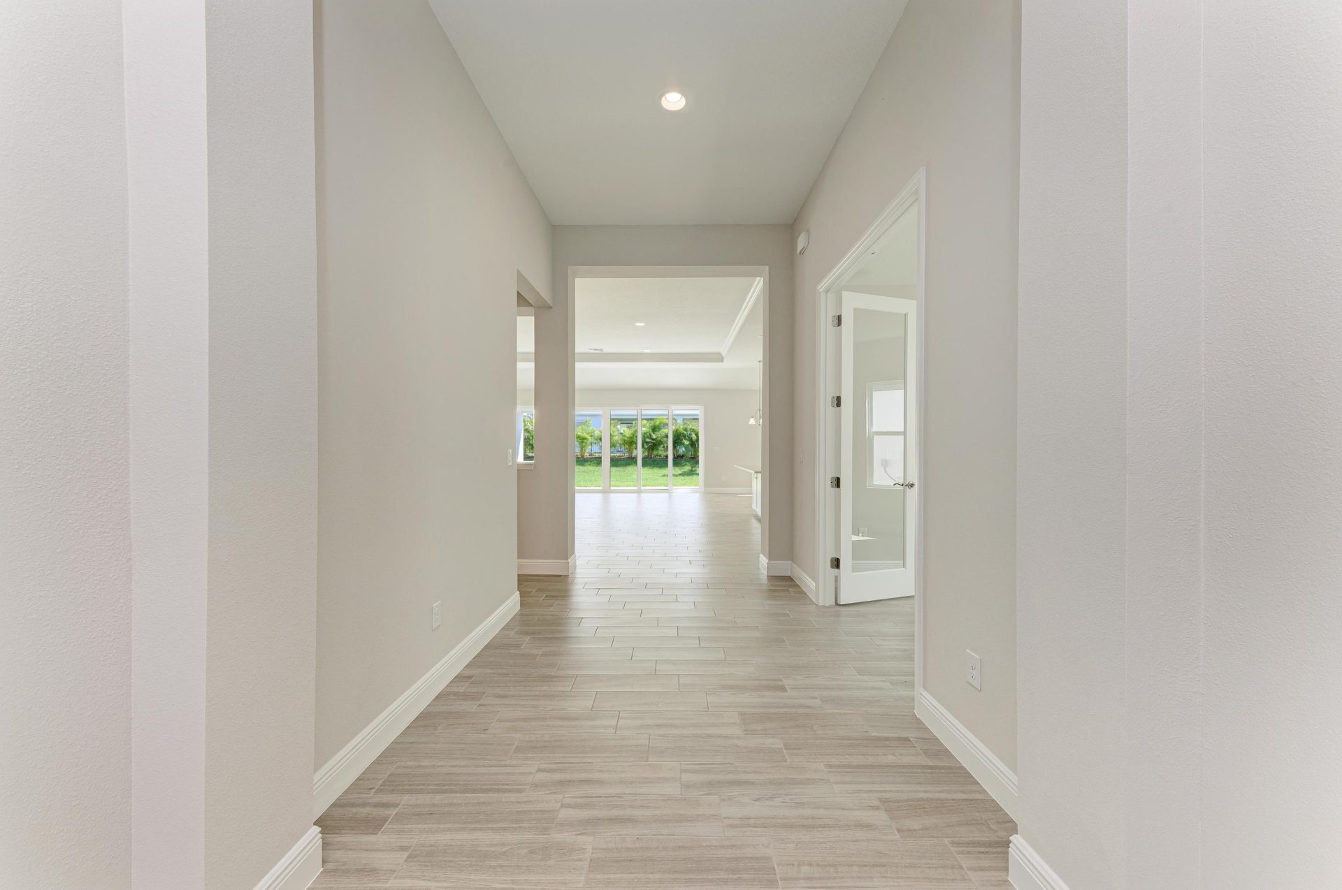 6139 Golden Beach Dr - Foyer