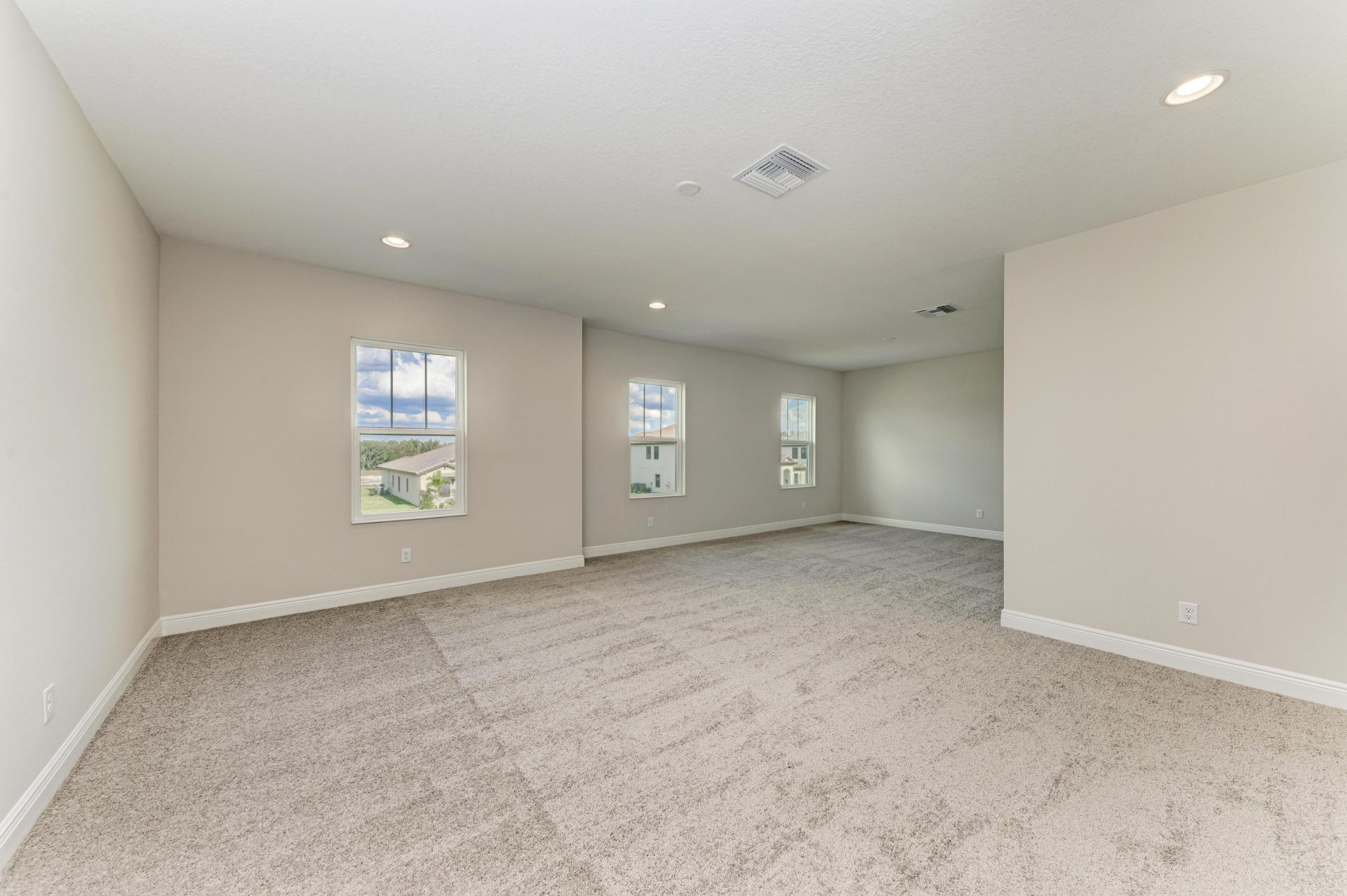 10073 Meadowrun Dr - Upstairs Bonus Room