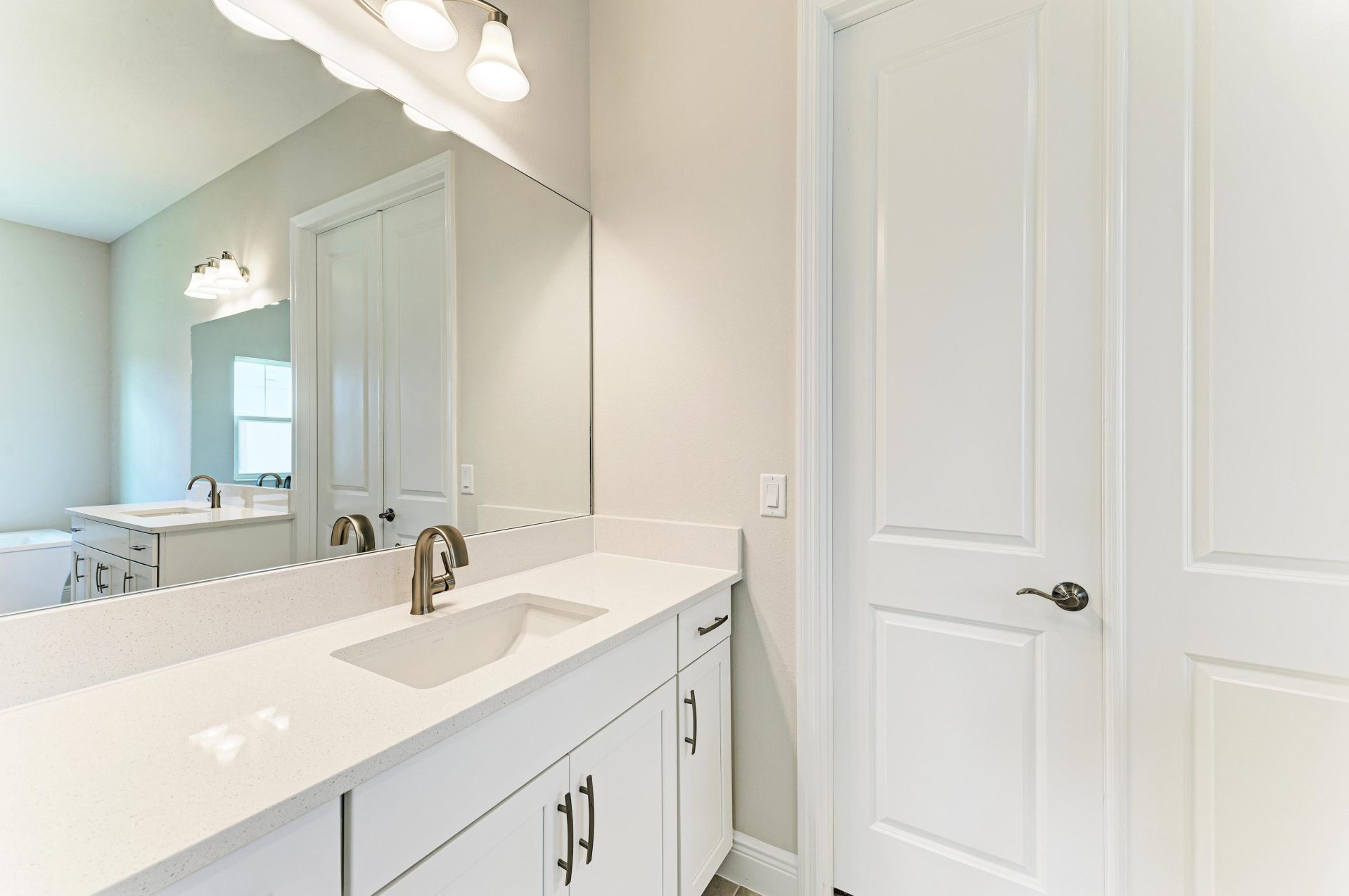 10073 Meadowrun Dr - Owner's Bath