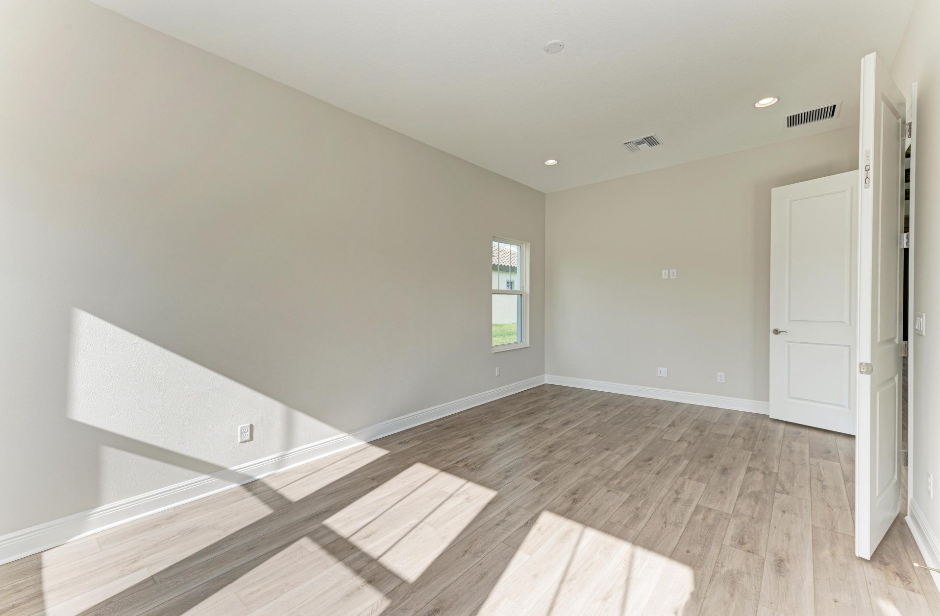 10073 Meadowrun Dr - Downstairs Bonus Room