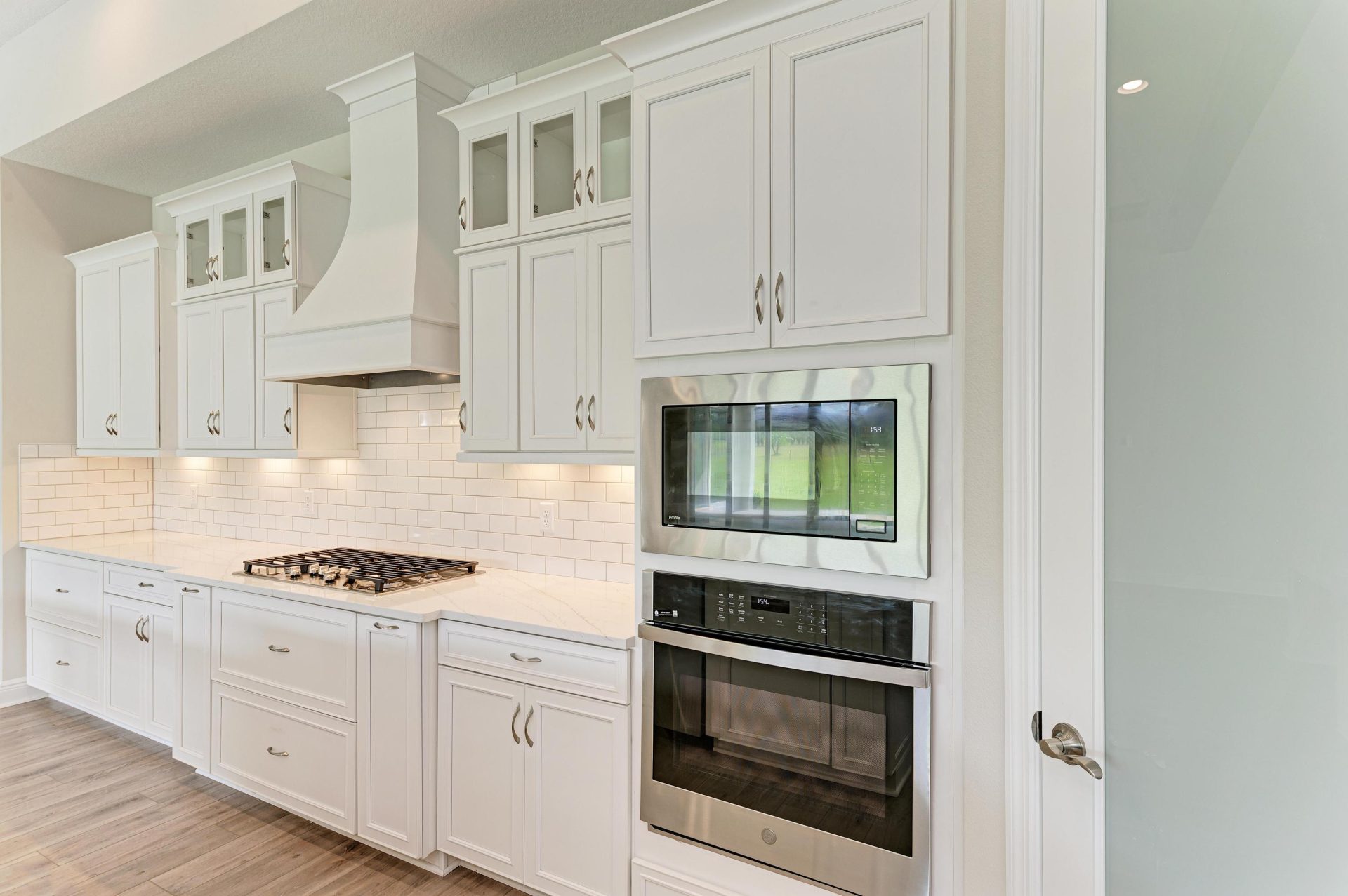 10073 Meadowrun Dr - Gourmet Kitchen