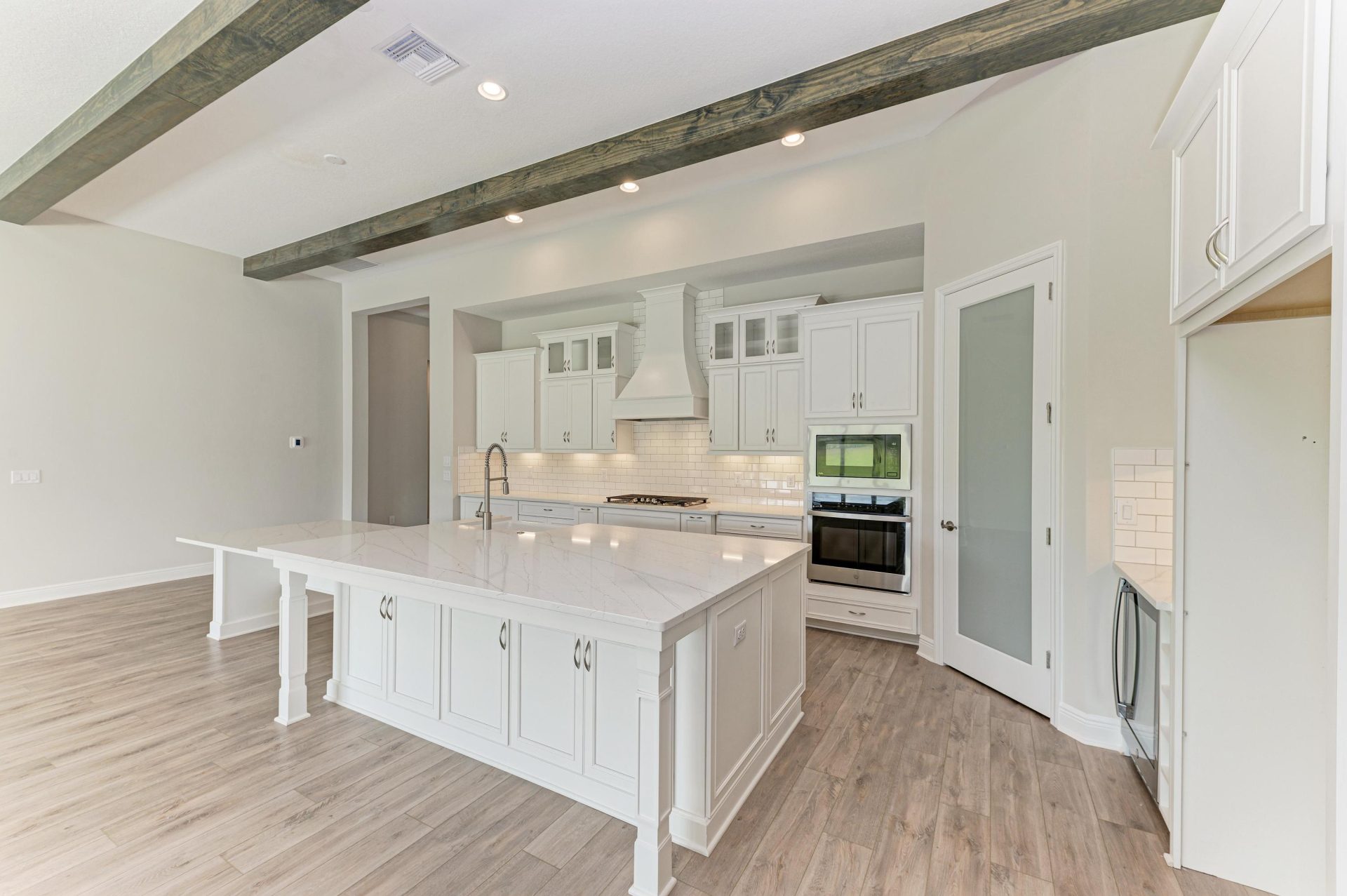 10073 Meadowrun Dr - Gourmet Kitchen