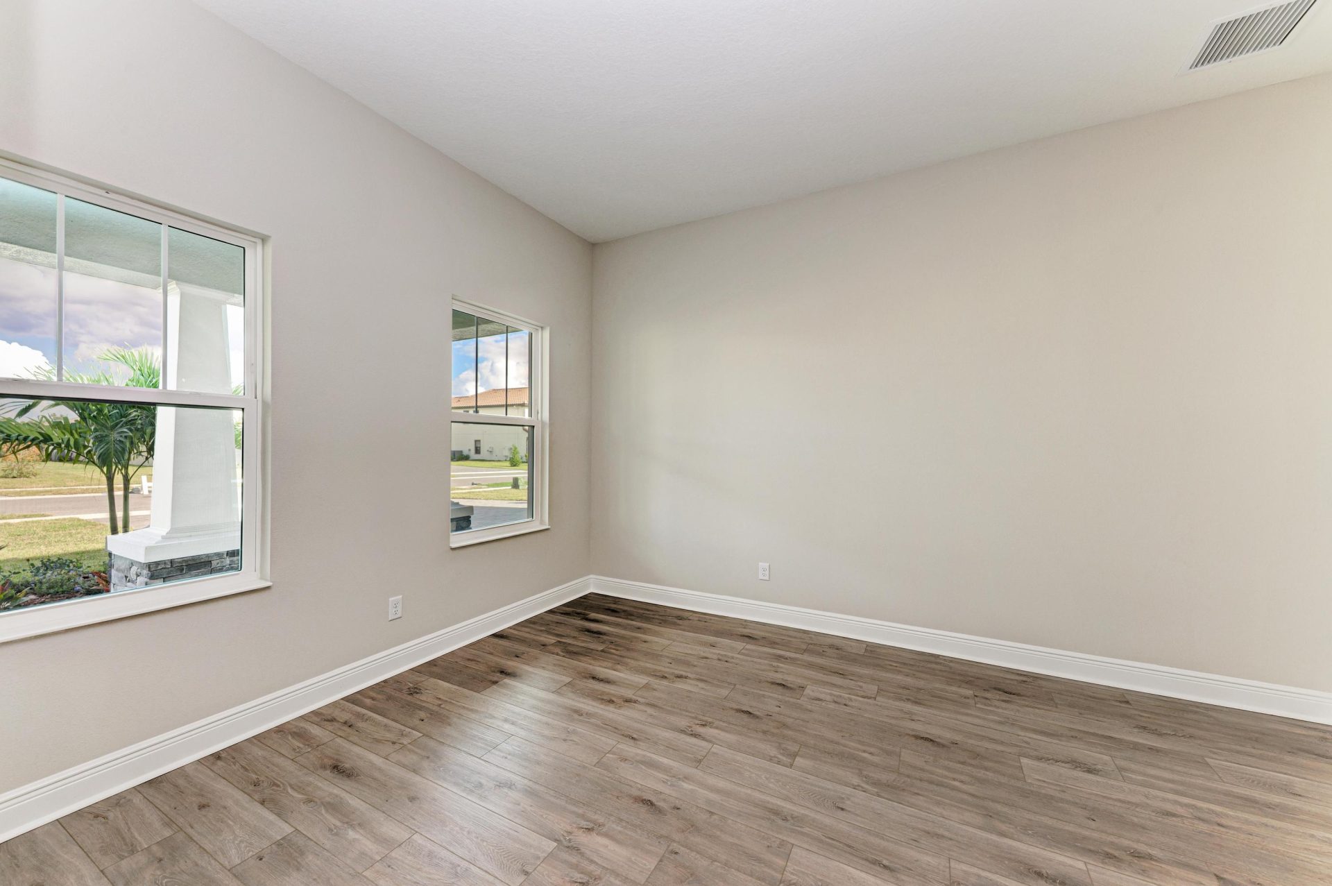 10073 Meadowrun Dr - Den/Office