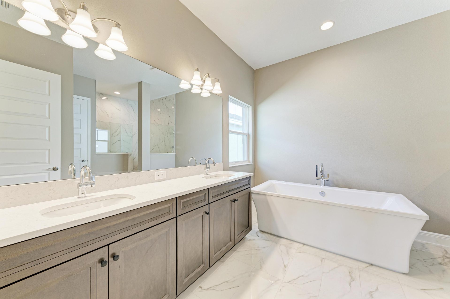 Biscayne I - 10227 Longmeadow Ave - Lot 64-11 - Owner's Bath