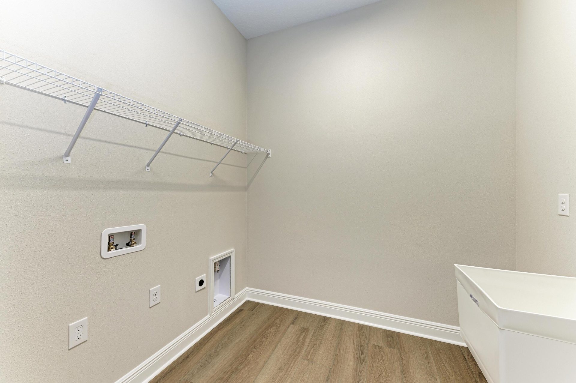 Bayport II - 35564 Big Hawk Dr - Lot 2-13 - Laundry Room