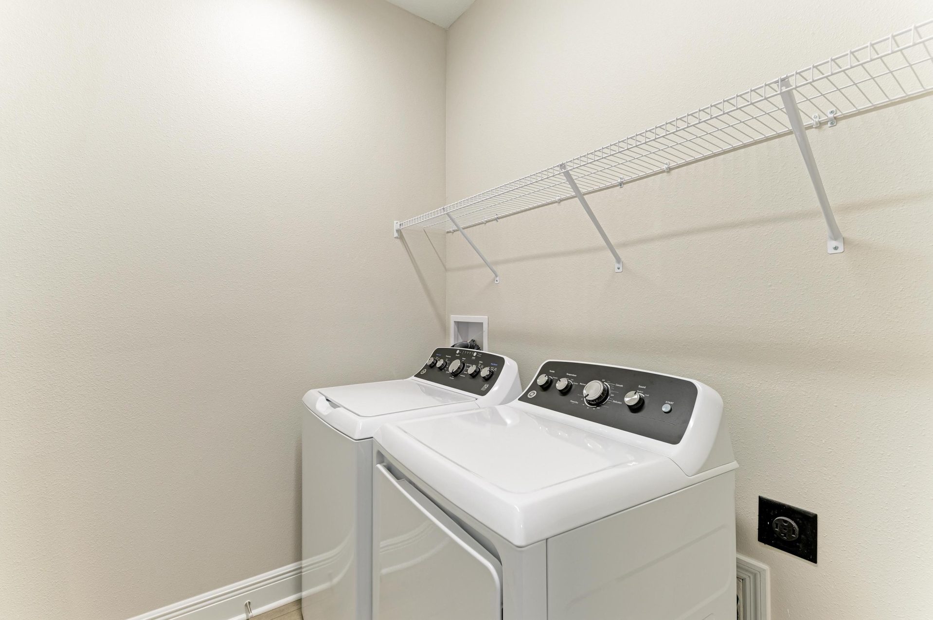 Bridgeport B - 12374 Oak Hill Way - Laundry