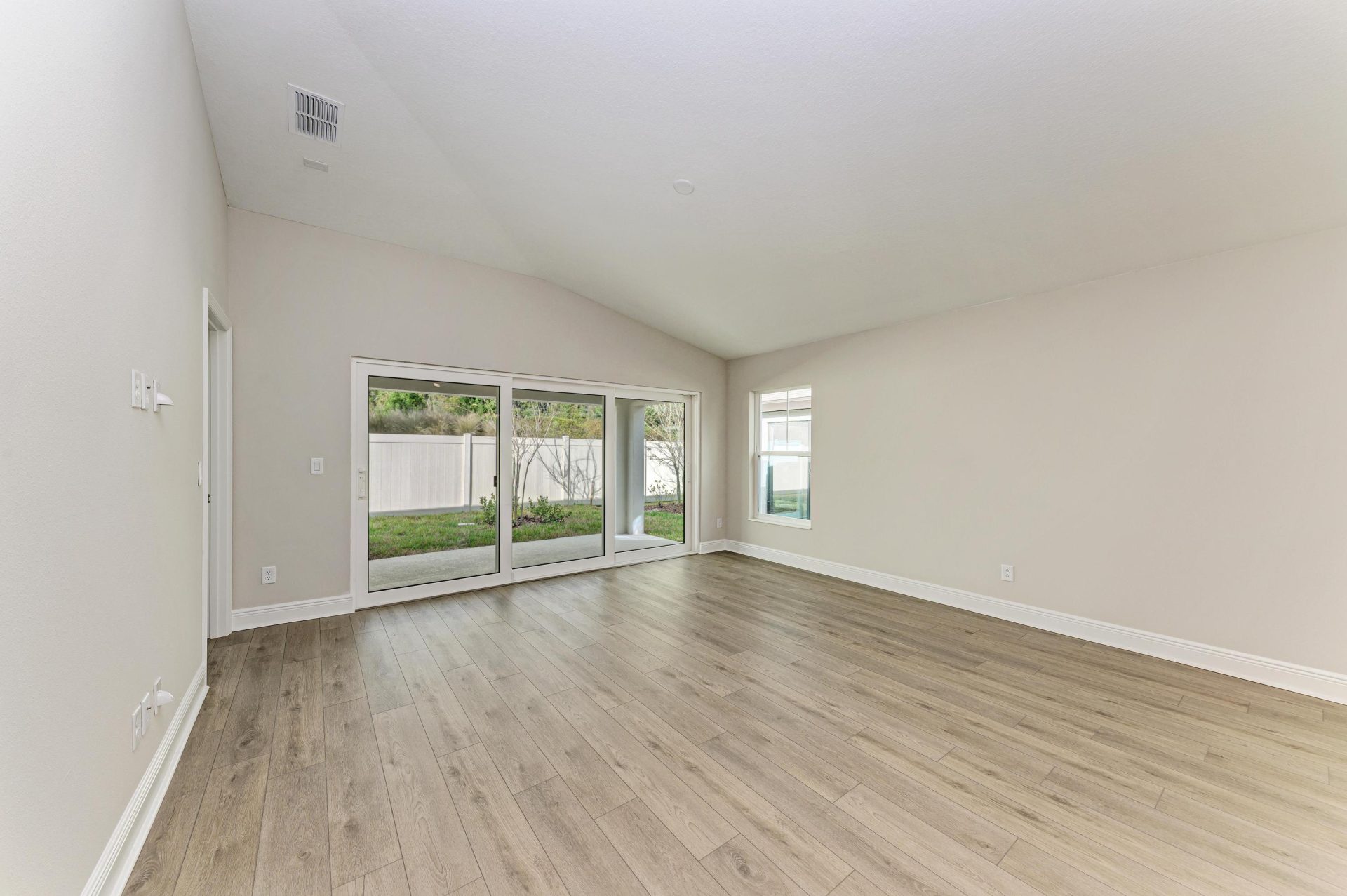 Bridgeport B - 12374 Oak Hill Way - Grand Room