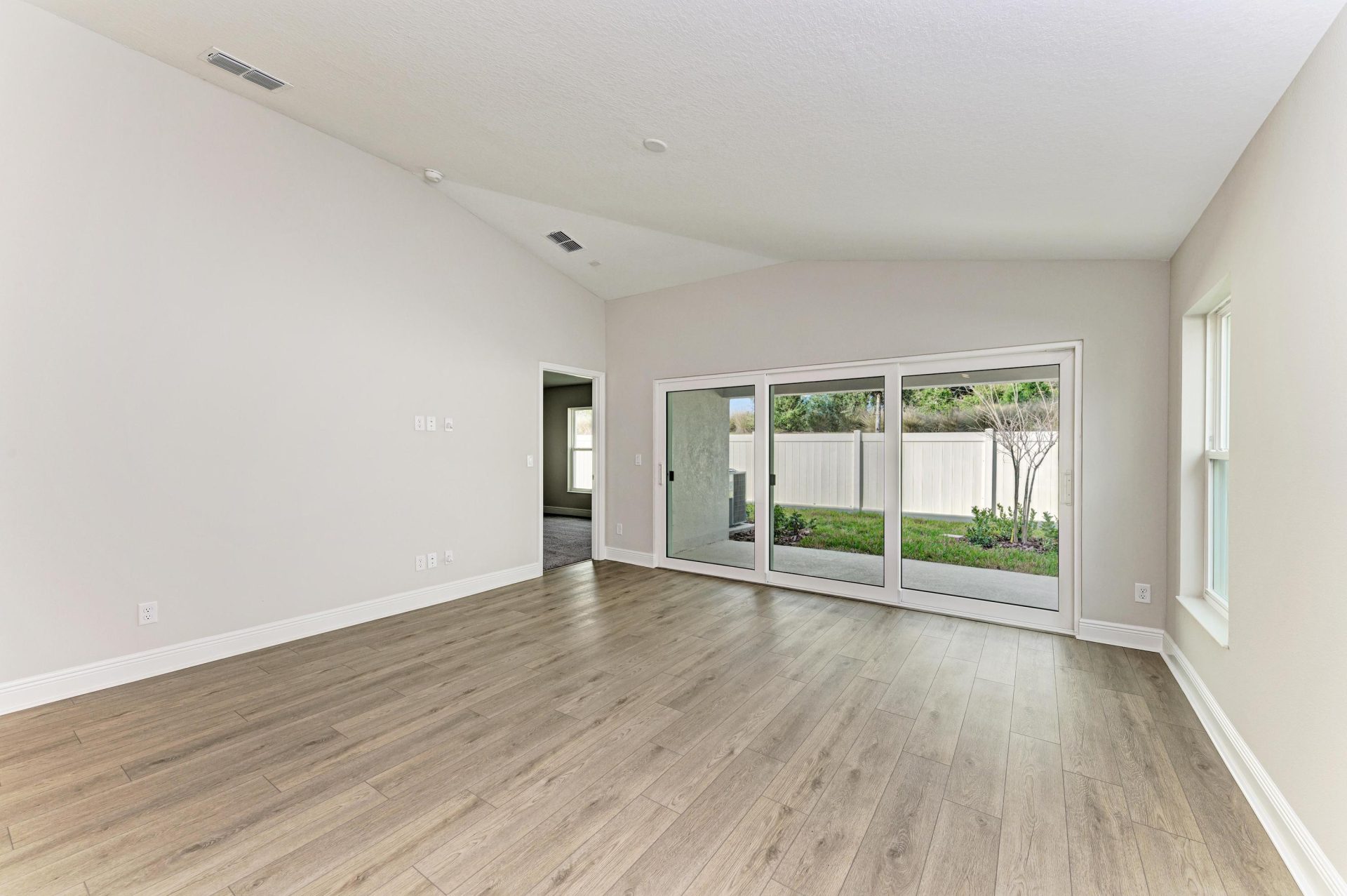 Bridgeport B - 12374 Oak Hill Way - Grand Room