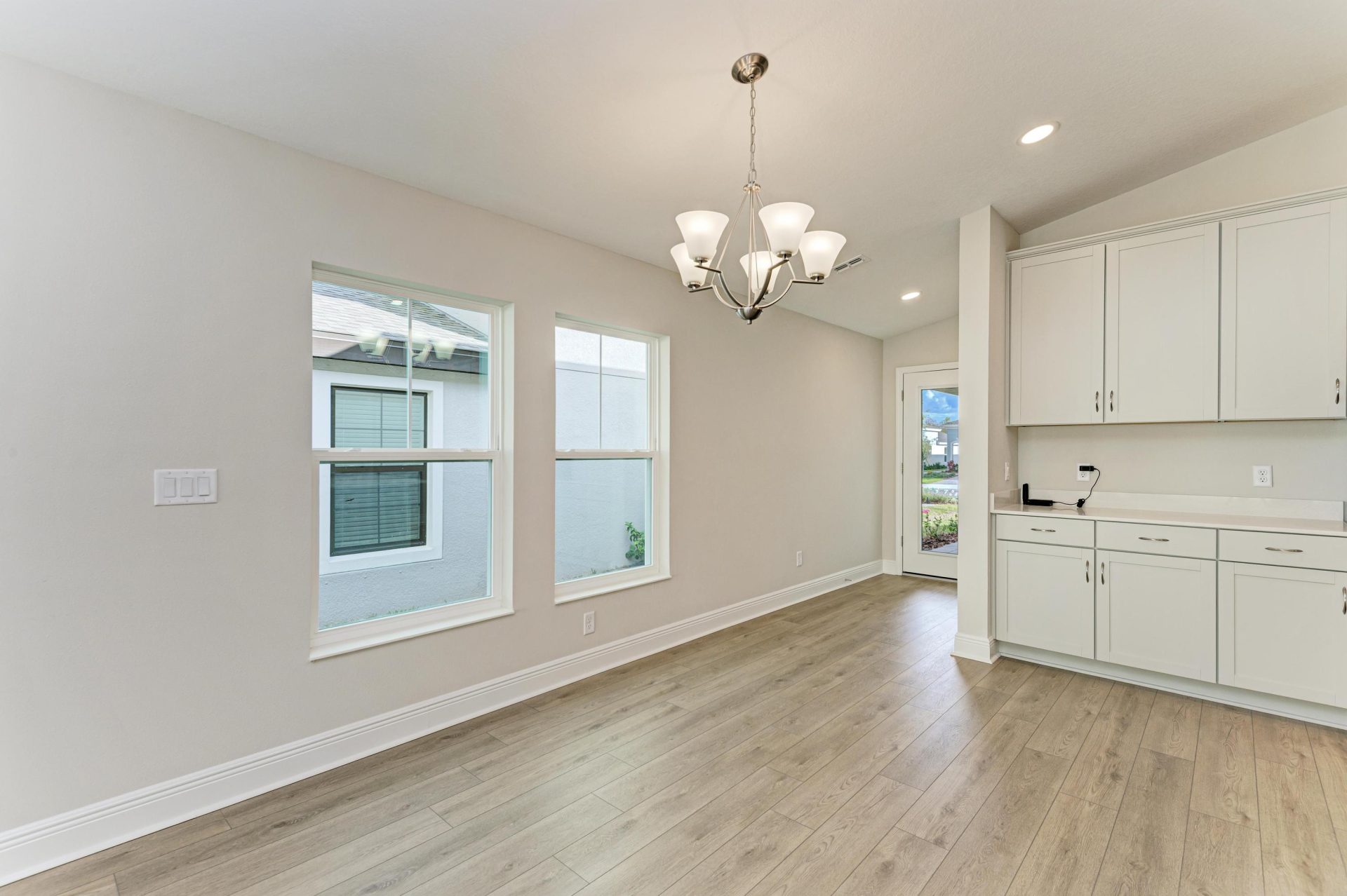 Bridgeport B - 12374 Oak Hill Way - Dining & Kitchen