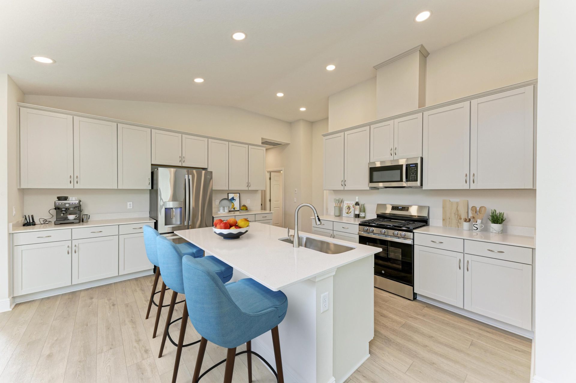 Bridgeport B - 12342 Oak Hill Way - Virtual Staging