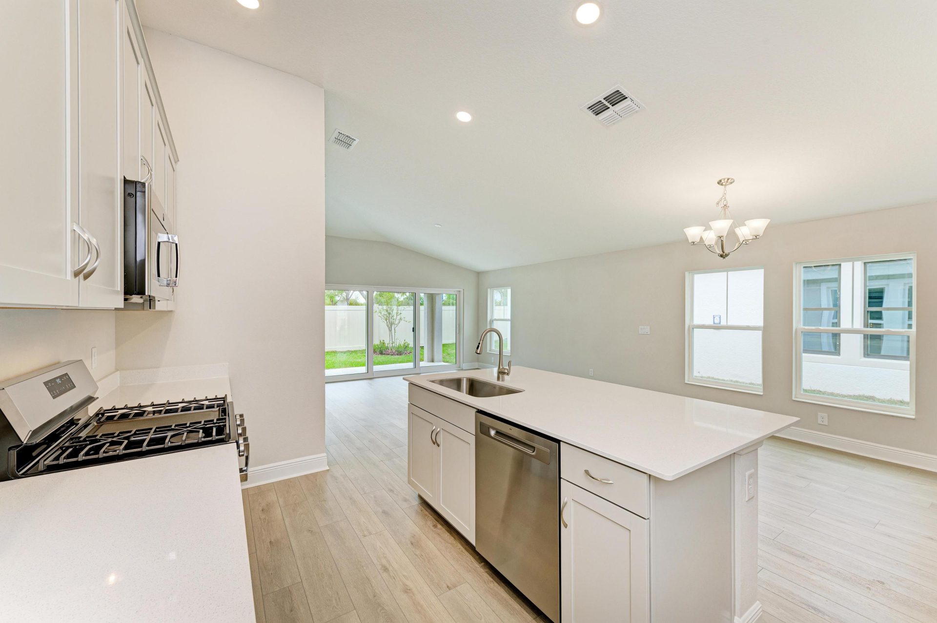Bridgeport B - 12310 Oak Hill Way - Kitchen