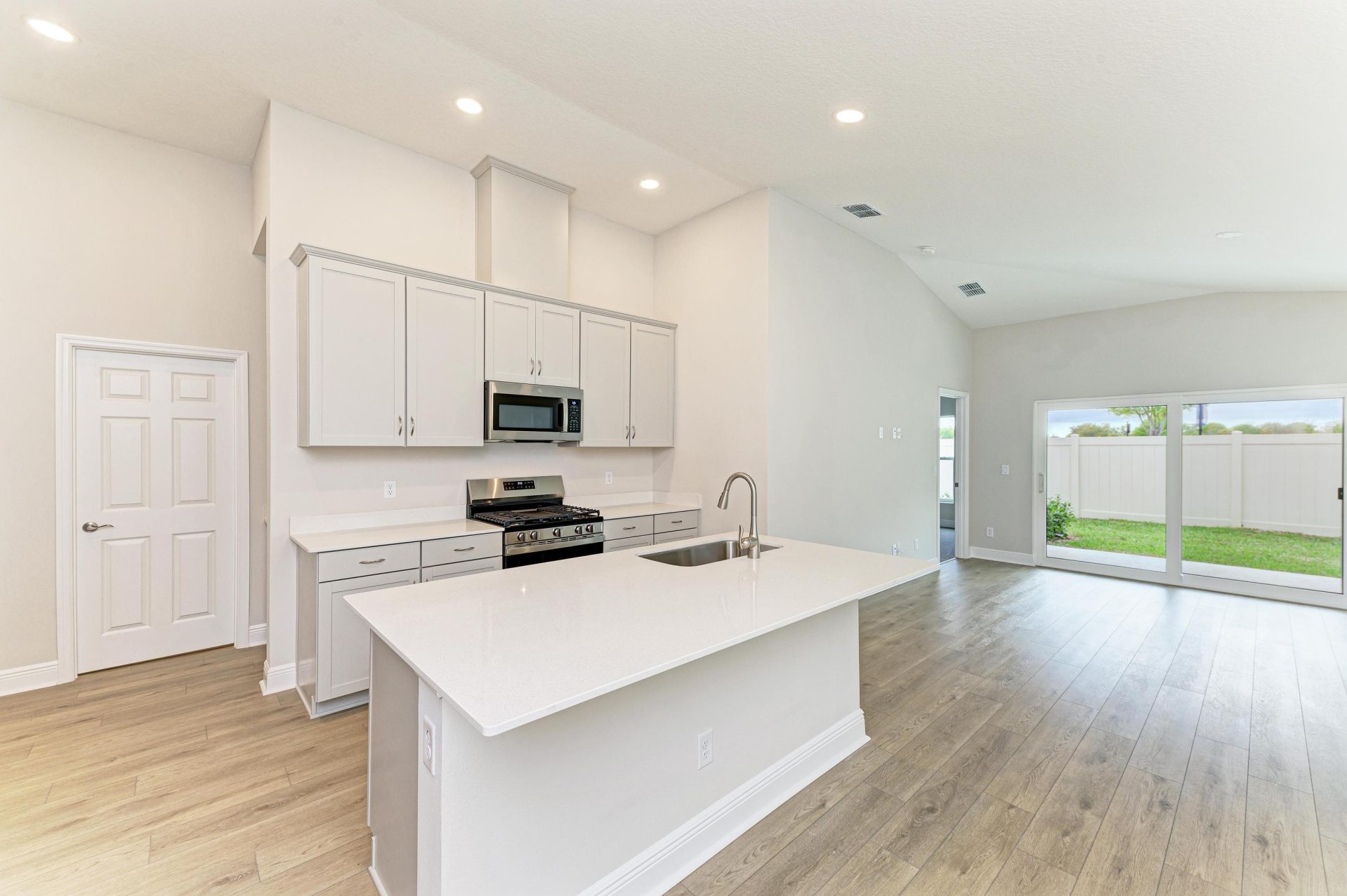 Bridgeport B - 12310 Oak Hill Way - Kitchen