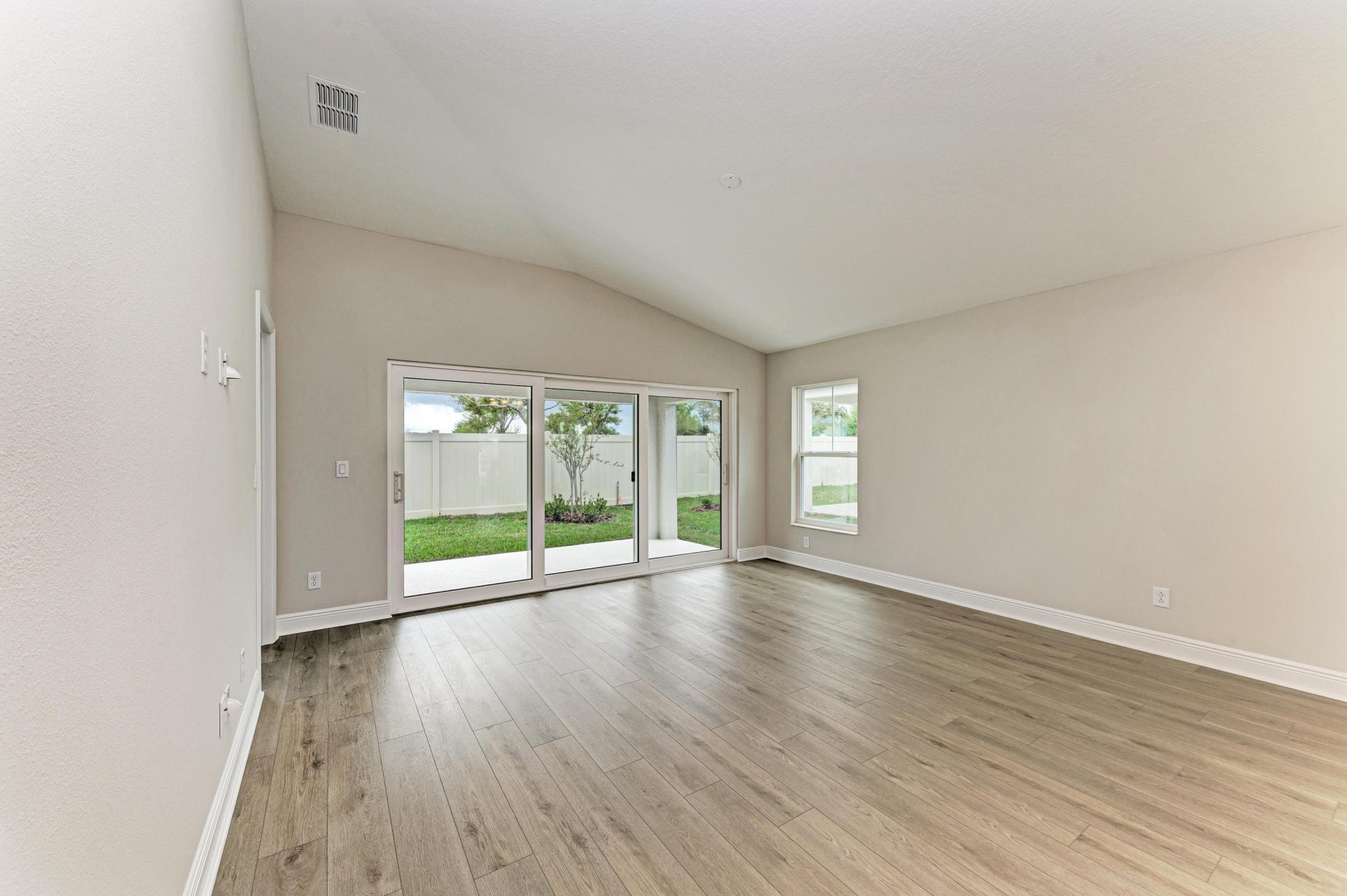 Bridgeport B - 12310 Oak Hill Way - Grand Room