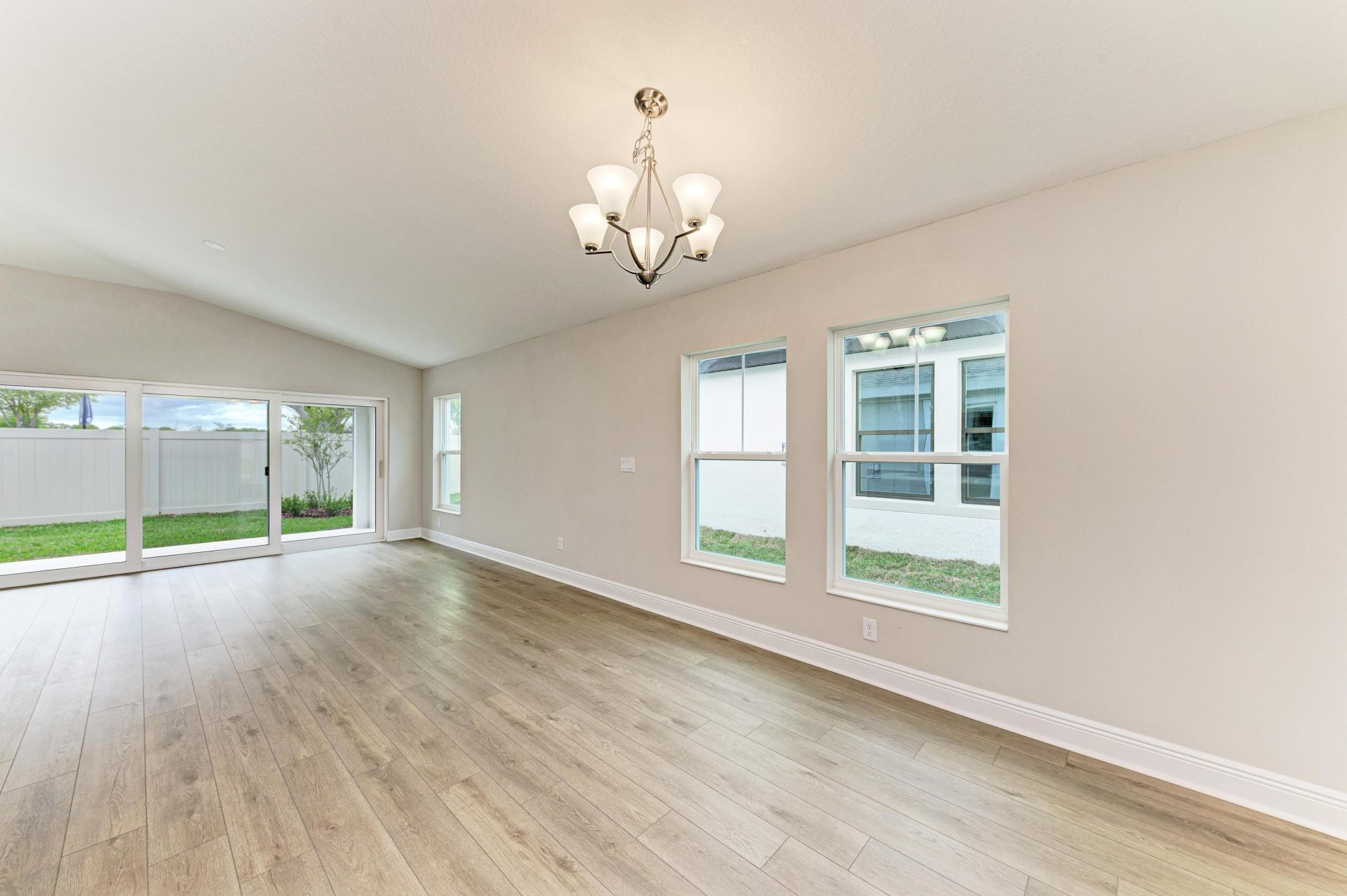 Bridgeport B - 12310 Oak Hill Way - Grand Room