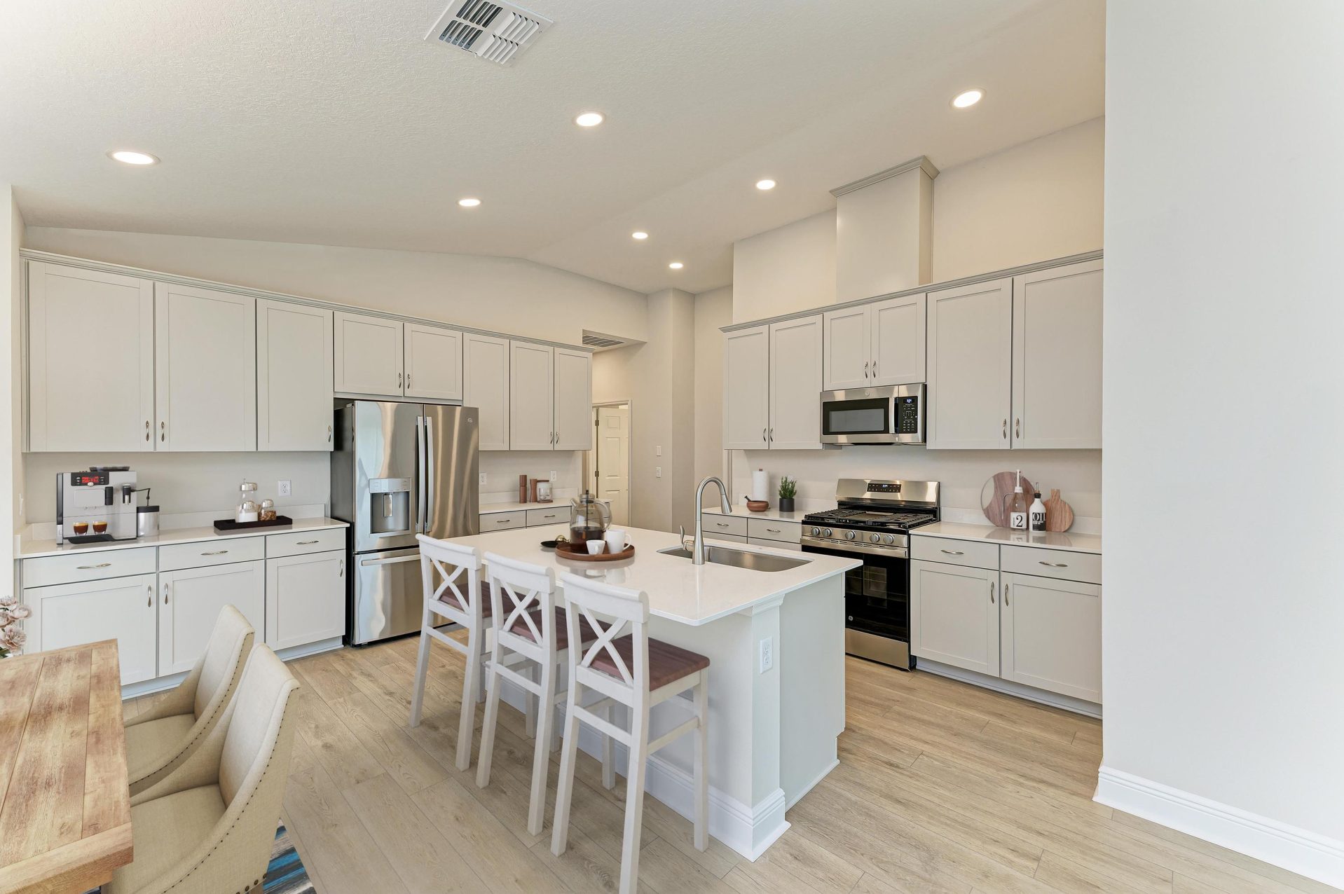 Bridgeport B - 12310 Oak Hill Way - Virtual Staging