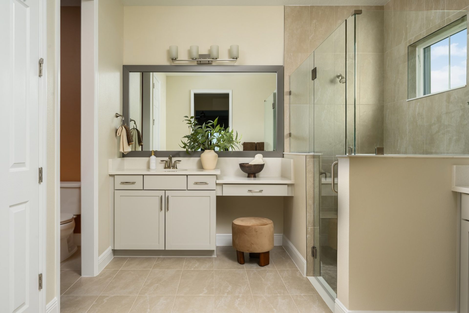 Westshore I at Pasadena Ridge | Secondary Bathroom