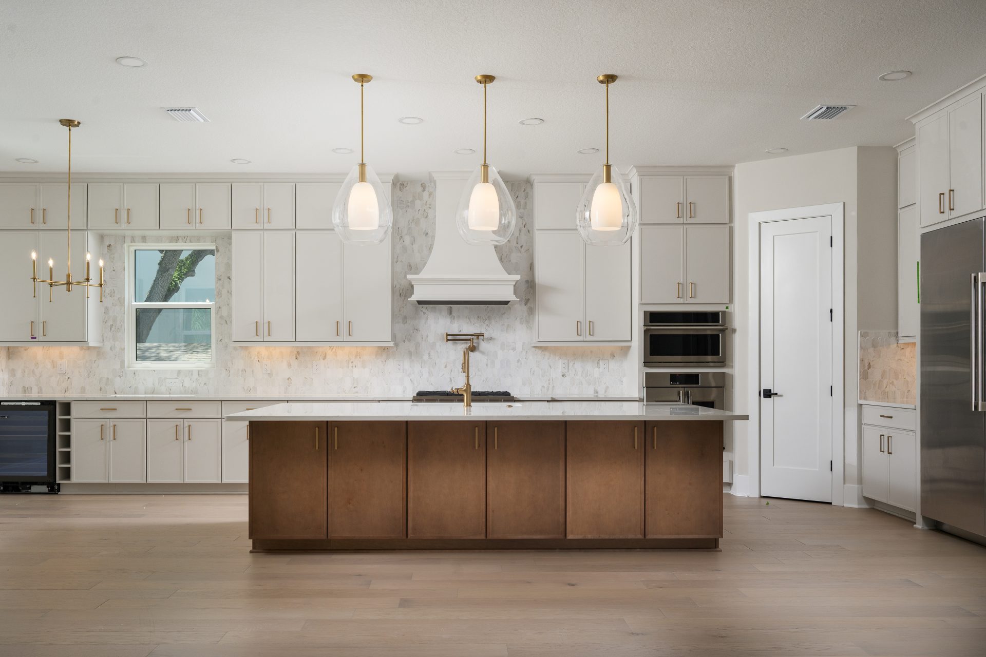 Madeira A | 4713 W Estrella St | Connoisseur Kitchen