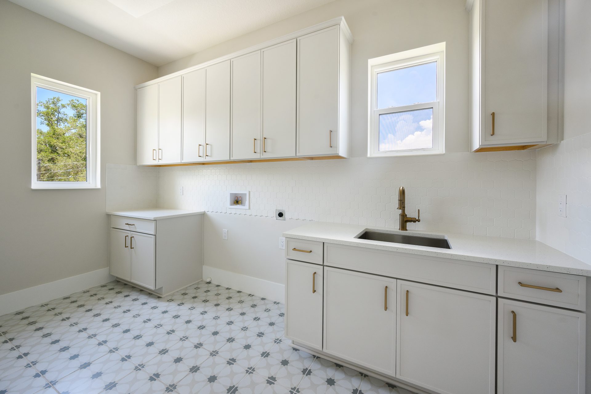 Madeira A | 4713 W Estrella St | Laundry